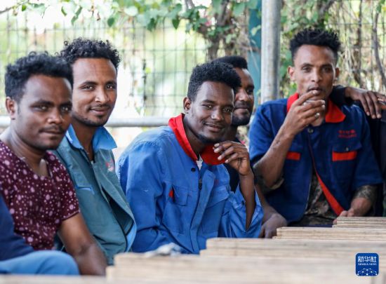 2024年2月16日，在埃塞俄比亞杜凱姆市的東方工業(yè)園，工人在工作間隙休息。 新華社記者 李亞輝 攝