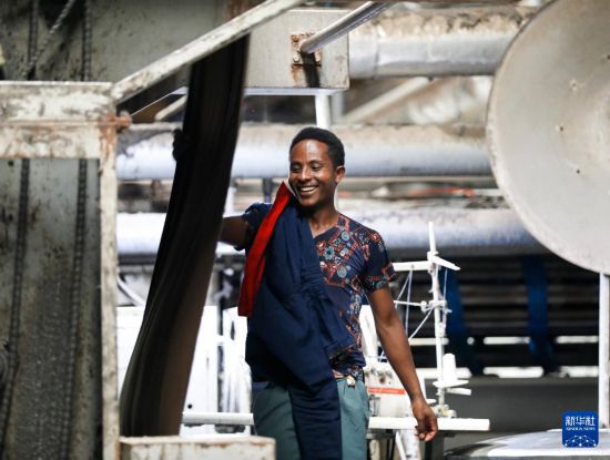 2024年2月16日，在埃塞俄比亞杜凱姆市的東方工業(yè)園，工人在東方紡織印染有限公司的車間內(nèi)工作。 新華社記者 李亞輝 攝