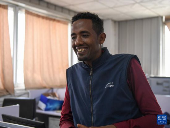 2024年2月16日，在埃塞俄比亞杜凱姆市的東方工業(yè)園，東方紡織印染有限公司經(jīng)理格圖·克貝貝接受新華社記者采訪。 新華社記者 李亞輝 攝