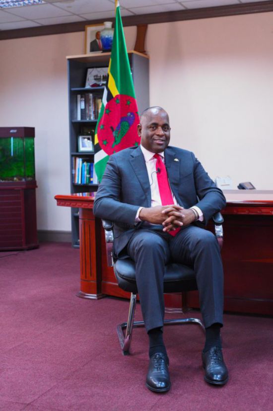 3月4日，多米尼克總理斯凱里特在首都羅索的總理辦公室接受新華社記者獨(dú)家專訪。新華社記者 趙凱 攝