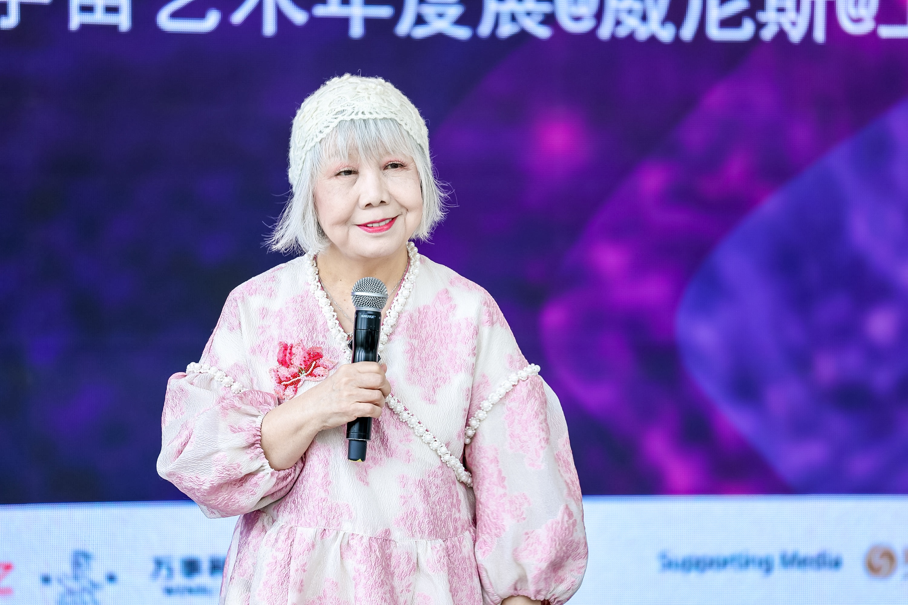 圖3：資深策展人、藝評家、臺(tái)北實(shí)踐大學(xué)教授陸蓉之致辭（圖片：鳳凰中心）