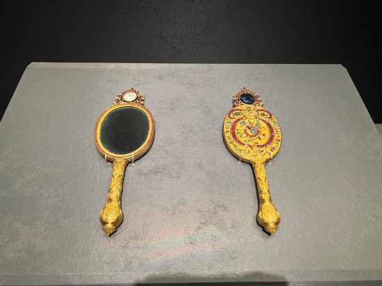 銅鍍金鑲表橢圓把鏡。新華社記者徐壯 攝