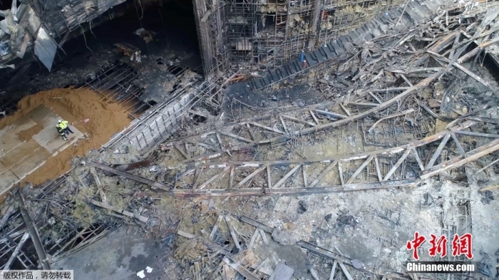 當(dāng)?shù)貢r(shí)間2024年3月26日下午，據(jù)俄羅斯緊急情況部公布的消息，莫斯科州“克羅庫(kù)斯城”音樂(lè)廳恐怖襲擊事件的搜救工作已經(jīng)全部結(jié)束。據(jù)介紹，工作人員已完成現(xiàn)場(chǎng)滅火救援以及廢墟清理的工作。圖為發(fā)生恐怖襲擊事件后音樂(lè)廳內(nèi)部滿目瘡痍。（視頻截圖）