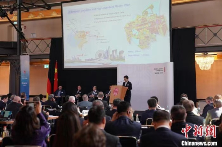 當(dāng)?shù)貢r間4月5日，由中國商務(wù)部主辦的“投資中國”德國專場推介活動在斯圖加特市舉行。中新社記者 馬秀秀 攝