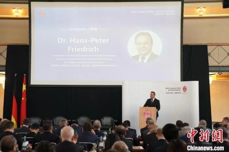 當(dāng)?shù)貢r間4月5日，由中國商務(wù)部主辦的“投資中國”德國專場推介活動在斯圖加特市舉行。中新社記者 馬秀秀 攝