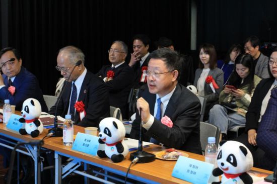 圖為四川省文化和旅游廳廳長戴允康向日本友人介紹四川旅游資源。(中國駐東京旅游辦事處供圖)