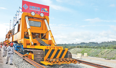 中企承建的馬東鐵項(xiàng)目創(chuàng)造就業(yè)機(jī)會超過1.8萬個(gè)，合作的當(dāng)?shù)仄髽I(yè)超過1900家——為促進(jìn)馬來西亞東西海岸互聯(lián)互通貢獻(xiàn)力量（共建“一帶一路”第一現(xiàn)場）