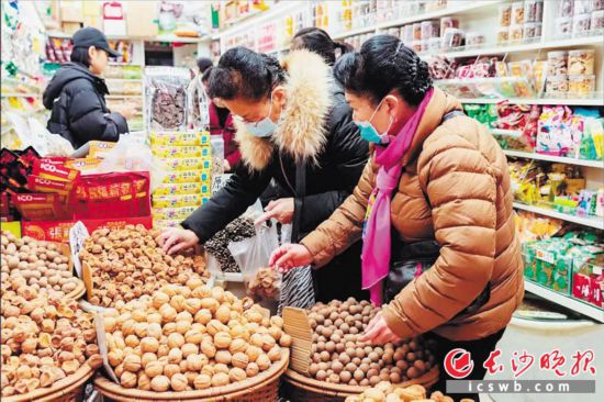 　　在長沙南門口菜市場附近的一家炒貨店內(nèi)，市民正在選購年貨。　　長沙晚報全媒體記者 范宏歡 攝