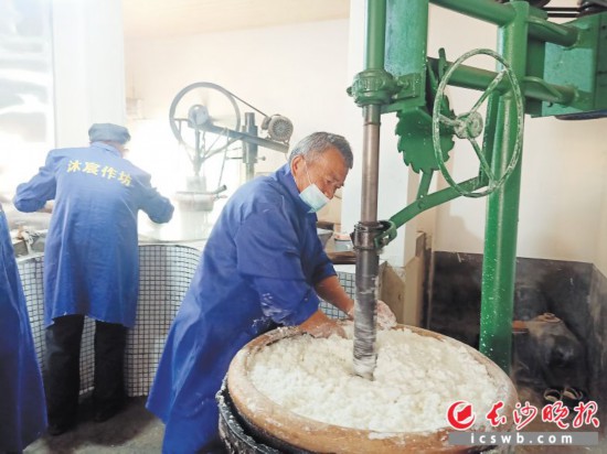 　　作坊里工人正在進(jìn)行粉絲生產(chǎn)。受訪者供圖