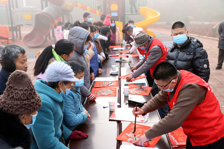 書法愛好者現(xiàn)場(chǎng)寫春聯(lián)。翠屏區(qū)融媒體中心供圖