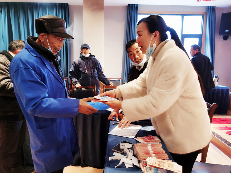 村民領(lǐng)取分紅金。朝天區(qū)融媒體中心供圖