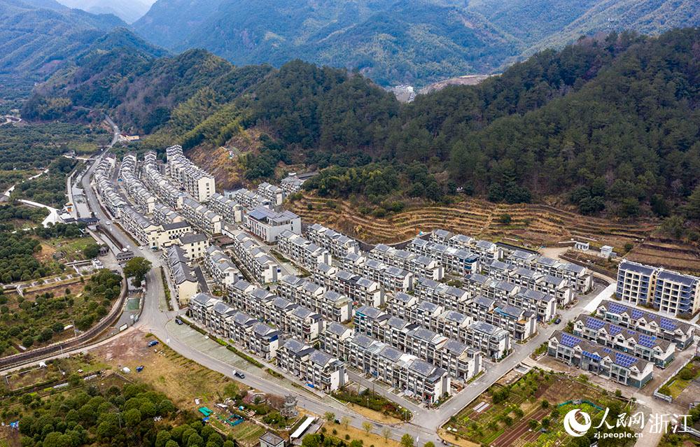 近日，航拍寧波市海曙區(qū)龍觀鄉(xiāng)李岙村屋頂光伏項目。人民網 章勇濤攝