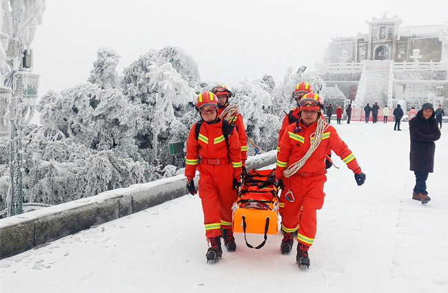 穿梭在南岳山谷間的那一抹“消防橙”。受訪者供圖