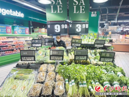 　　家樂福芙蓉廣場店，市民在選購春菜。