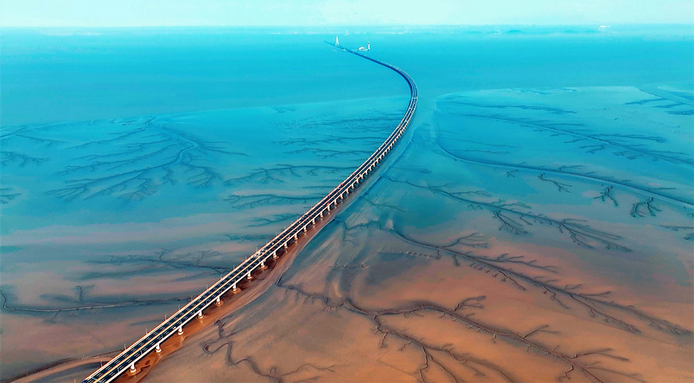 錯落有致的溝壑與灘涂地貌有機(jī)融合，勾勒出形態(tài)各異的“灘涂丹青”。虞昌勝攝