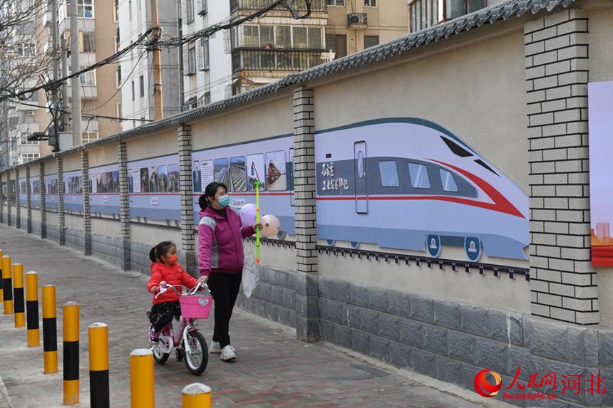 石家莊市談南路上的石家莊工業(yè)印記文化長廊吸引了過往市民駐足觀看。 張震攝