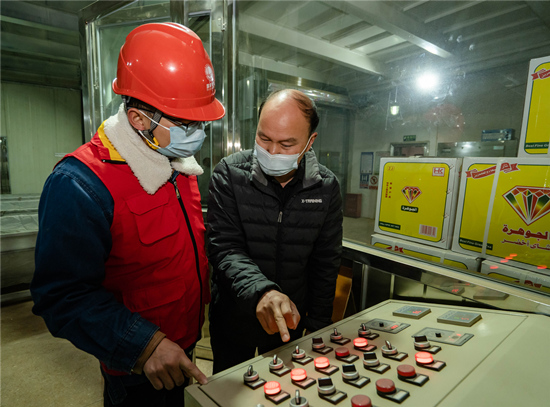 電力工作人員對用電企業(yè)進行指導。受訪單位供圖