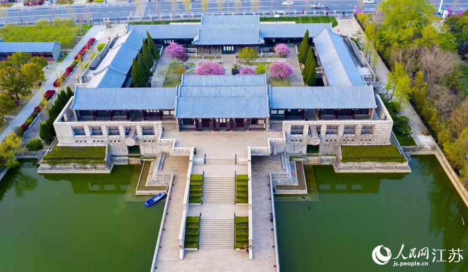 周恩來(lái)紀(jì)念館內(nèi)海棠盛開(kāi)。紀(jì)星名攝