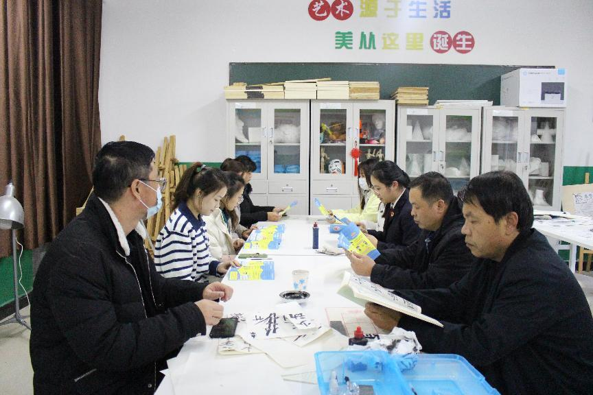 河北省臨西縣人民檢察院未檢檢察官在臨西縣第二小學為家長講解家庭教育促進法。 孫國月攝