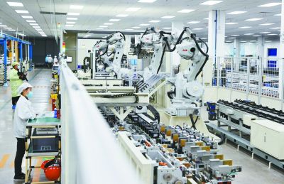 全球鋰離子電池領(lǐng)軍企業(yè)欣旺達(dá)動(dòng)力電池生產(chǎn)車間。 南京日?qǐng)?bào)/紫金山新聞?dòng)浾?崔曉 攝