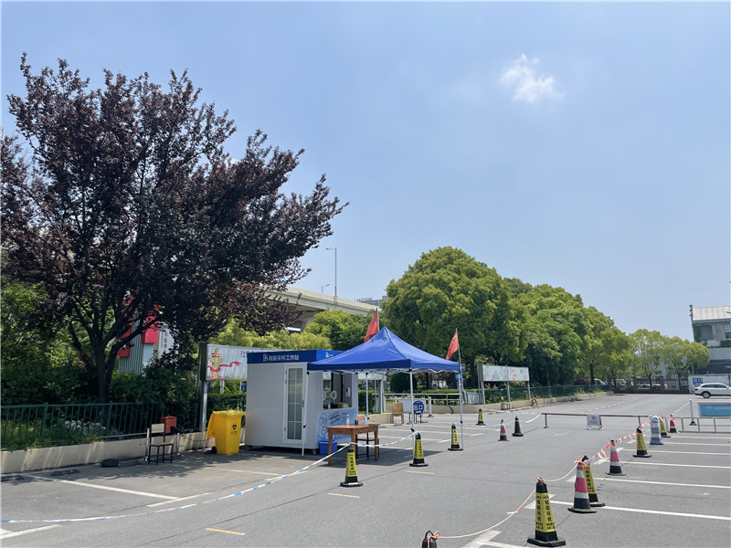 常態(tài)化“核酸采樣工作站”亮相上海街頭。龔昱攝