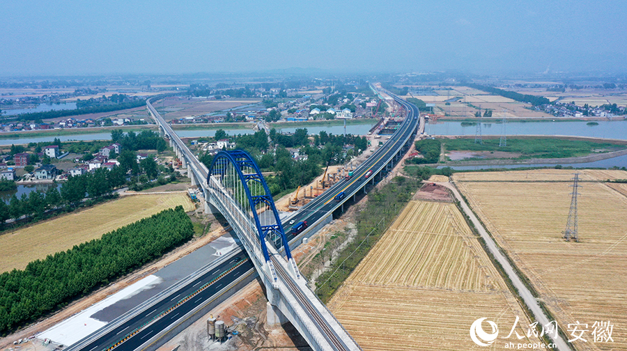 工作人員正在加速推進(jìn)牛屯河特大橋項(xiàng)目。人民網(wǎng) 王銳攝。