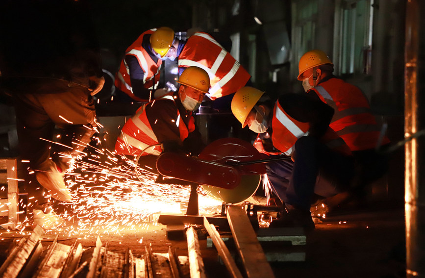 建設(shè)者們爭分奪秒保證進(jìn)度。雷占勝攝