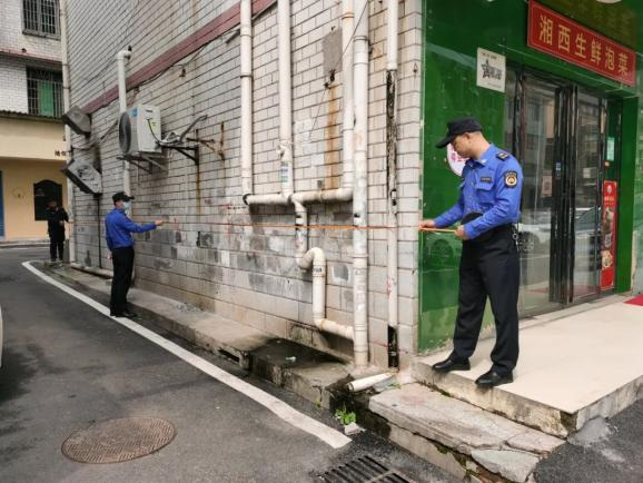 聯(lián)合執(zhí)法小組進(jìn)行房屋入戶調(diào)查丈量。單位供圖