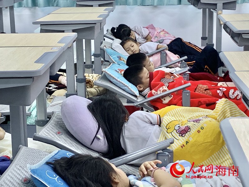 海口第二十六小學(xué)學(xué)生在新式課桌椅上午休。人民網(wǎng) 李浩蓉攝