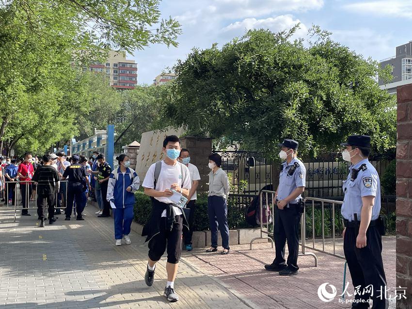 在中關(guān)村中學(xué)考點(diǎn)，考生們有序走入考點(diǎn)。人民網(wǎng) 董兆瑞攝