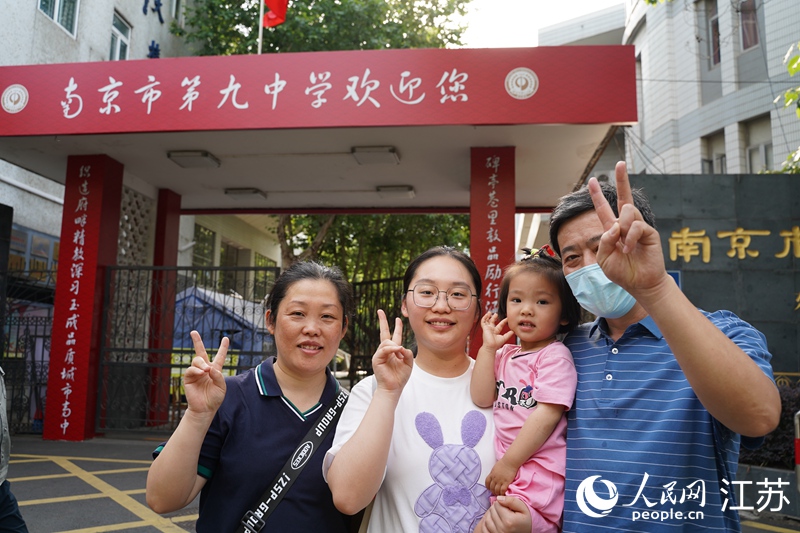 一家人在考點(diǎn)前合影留念。周夢(mèng)嬌攝