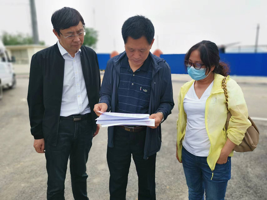 國(guó)情調(diào)查核查組專家對(duì)司家營(yíng)鐵礦生產(chǎn)臺(tái)賬等進(jìn)行檢查。袁海波攝