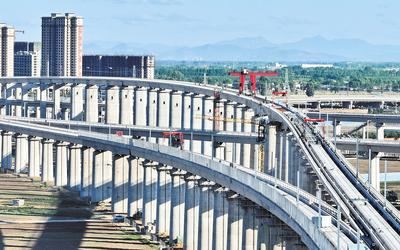 6月7日，工人在唐山市高新技術(shù)開發(fā)區(qū)境內(nèi)的京唐城際鐵路建設(shè)工地施工（無人機照片）。 新華社記者 楊世堯攝