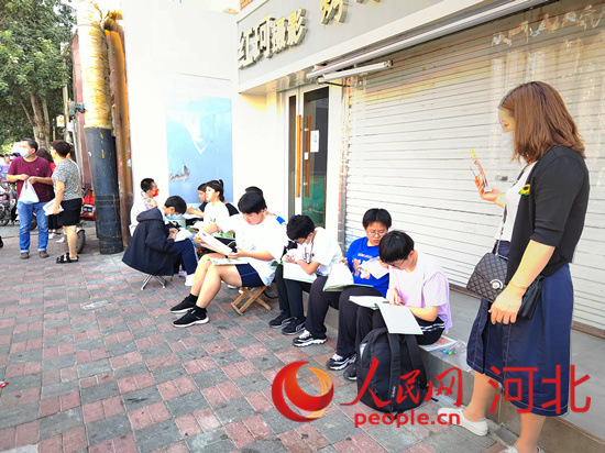 臨進(jìn)考場，考生抓緊時間再復(fù)習(xí)一下。人民網(wǎng) 祝龍超攝