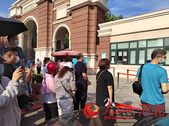 石家莊外國語學(xué)?？键c外送考的家長。人民網(wǎng) 祝龍超攝