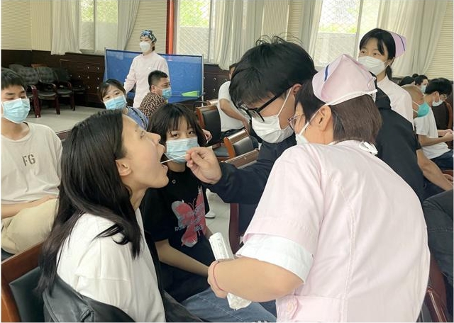 醫(yī)院對志愿者進行線下培訓。李艷紅攝