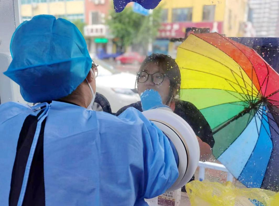 核酸采樣志愿者們上崗。孫金梅攝