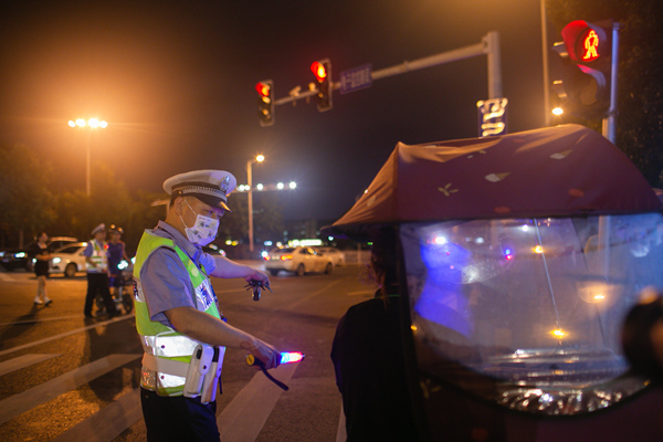 違法加裝電動(dòng)車遮陽傘也將受到處罰?？馒Q 攝