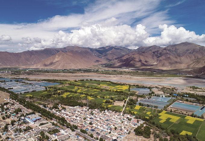 江蘇投入援藏資金支持拉薩開展村莊環(huán)境整治、人畜飲水安全等基礎(chǔ)設(shè)施和公共服務(wù)項目建設(shè)，打造“美麗鄉(xiāng)村·幸福家園”。 本報記者 萬程鵬 攝