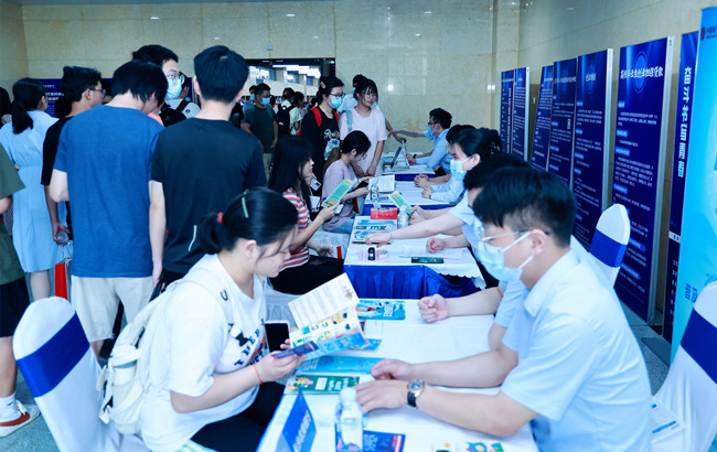 大學(xué)生現(xiàn)場(chǎng)咨詢創(chuàng)業(yè)政策。長(zhǎng)沙市人社局供圖