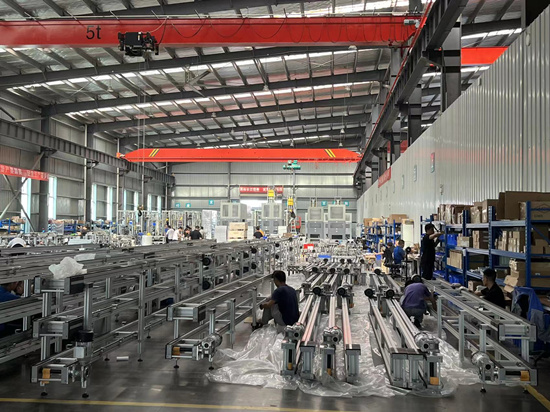 先惠智能裝備生產(chǎn)車間，工人們在忙著組裝設(shè)備。受訪單位供圖