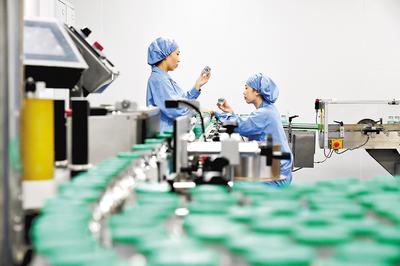 通過加大創(chuàng)新藥物研發(fā)力度，石藥集團(tuán)實(shí)現(xiàn)了傳統(tǒng)工業(yè)企業(yè)向創(chuàng)新型企業(yè)轉(zhuǎn)型。（本報(bào)資料片）