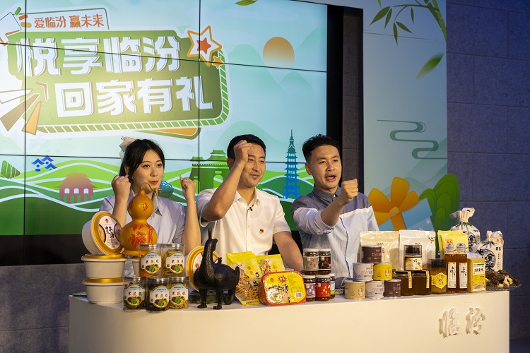 6月3日下午，在臨汾原產(chǎn)地商品體驗(yàn)店，曲沃縣副縣長樊奇選對當(dāng)?shù)氐霓r(nóng)特產(chǎn)品、旅游景點(diǎn)進(jìn)行了推介代言。鄭遠(yuǎn)飛攝