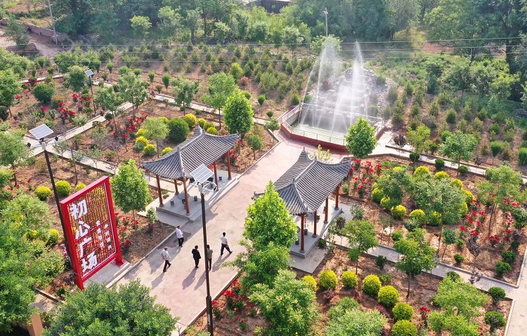 初夏時(shí)節(jié)，襄汾縣鄧莊鎮(zhèn)澗溝村初心廣場內(nèi)一派迷人的鄉(xiāng)村振興新圖景。李現(xiàn)俊攝