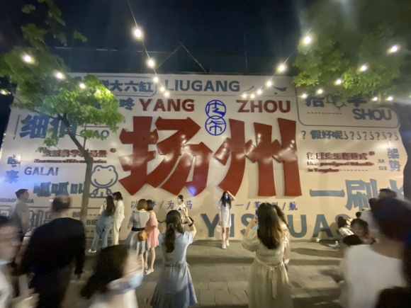 古運(yùn)河畔的皮市街充滿市井氣息。 人民網(wǎng) 張玉峰攝