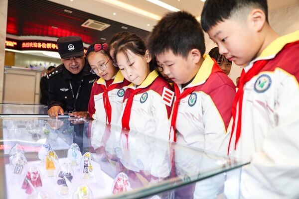 學(xué)生代表參觀禁毒展。鹽城公安供圖