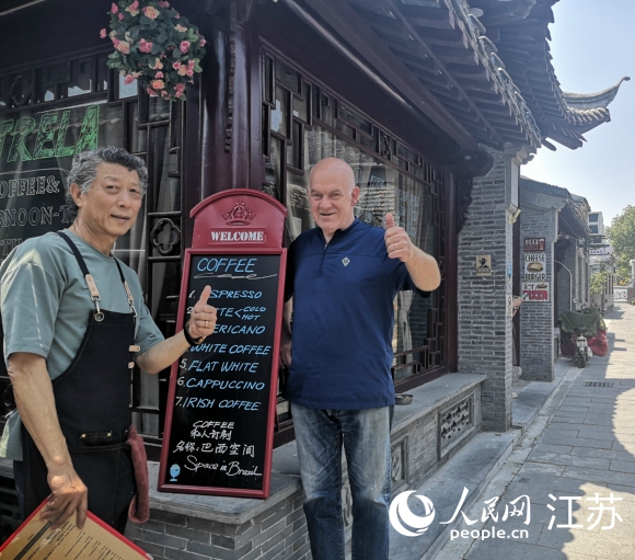 愛逛古巷的巴西人和揚州朋友在仁豐里開了一家西餐廳。 人民網 張玉峰攝