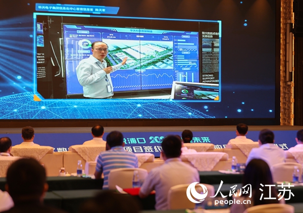 圖為浦口區(qū)集成電路企業(yè)介紹智能制造系統(tǒng)。浦口區(qū)委宣傳部供圖