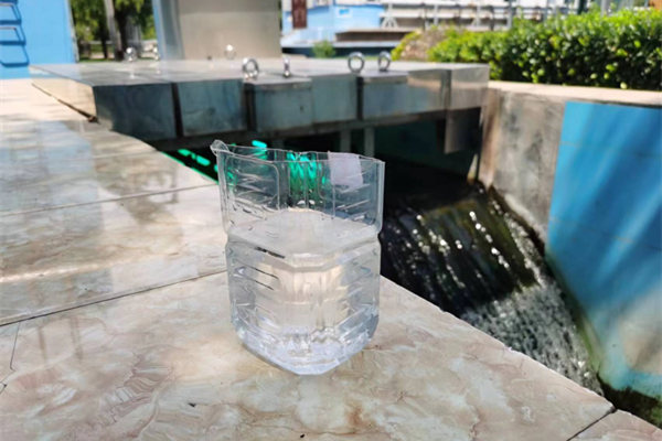 在邯鄲市雞澤縣藍天污水處理廠，污水經(jīng)過處理后清澈透明。鄭佳欣攝
