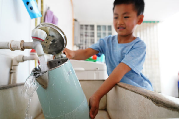 在峰峰礦區(qū)彭城鎮(zhèn)羊角鋪村村民家中，清澈甘甜的飲用水從水管中流出。峰峰礦區(qū)區(qū)委宣傳部供圖